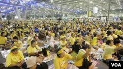 Demonstran Kaos Kuning menduduki bandara Suwarnabhumi di Bangkok (25 November 2008).