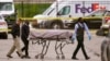 ARHIVA, ILUSTRACIJA - Kamioni Fedeksa na međunarodnom aerodromu u Ričmondu, 18. aprila 2017. (Foto: AP/Steve Helber)