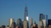 Orang-orang memandangi cakrawala Kota New York saat matahari terbenam, Minggu, 16 Juni 2024, di Jersey City, N.J. Sebuah meteor melesat melintasi cakrawala Kota New York sebelum hancur di dekat New Jersey, menurut NASA.