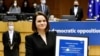 pemimpin oposisi Belarus, Sviatlana Tsikhanouskaya, berfoto dengan Hadiah Sakharov, penghargaan tahunan HAM Uni Eropa dalam upacara di Parlemen Uni Eropa di Brussels, Belgia, 16 Desember 2020.