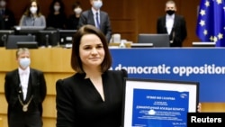 pemimpin oposisi Belarus, Sviatlana Tsikhanouskaya, berfoto dengan Hadiah Sakharov, penghargaan tahunan HAM Uni Eropa dalam upacara di Parlemen Uni Eropa di Brussels, Belgia, 16 Desember 2020.
