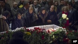 Keluarga dan rekan-rekan memberikan penghormatan terakhir mereka untuk pemimpin oposisi Rusia Boris Nemtsov di Moskow, Rusia (3/2). 