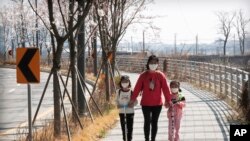 지난 3일 한국 의정부에서 가족이 신종 코로나바이러스 감염증(COVID-19)을 피하기 위해 마스크를 착용하고 있다. (자료사진)