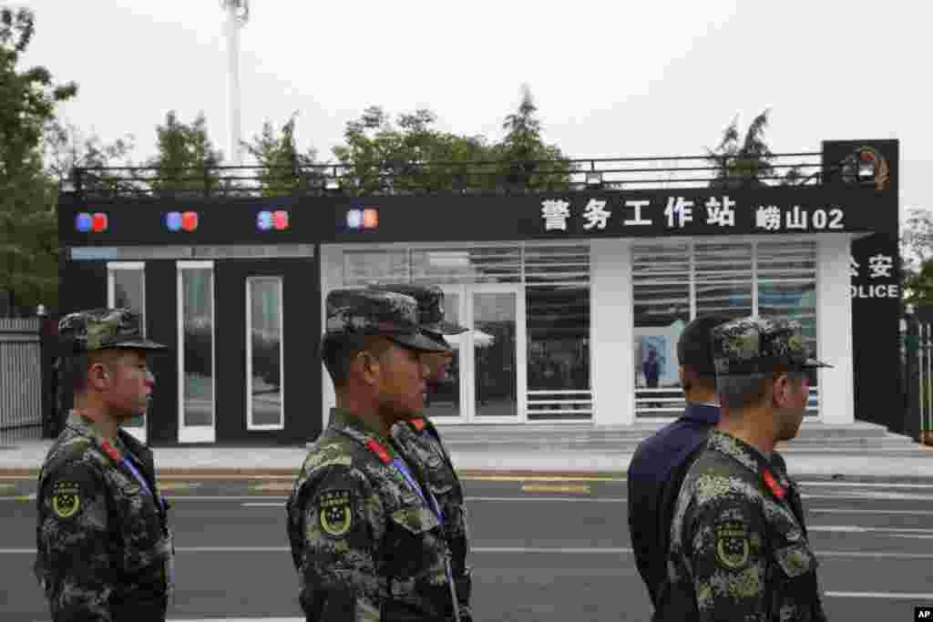 2018年6月9日,青岛的上海合作组织(SCO)峰会媒体中心,武警在警务工作站附近。推特上不少人不满青岛的如临大敌,严密戒备。本网的有关问卷显示,有91%的投票者认为“戒备太过度,太扰民,代价太大,显示缺乏自信”,有6%的人选择了“严密戒备有理,外交无小事,国计重于民生”这个选项。印度的新闻杂志《今日印度》网站6月9日报道:“中国已经掌握了为开大型峰会而关闭城市的艺术。青岛也不例外。”报道还说,旅馆饭店将餐具刀撤下,换上塑料餐刀。饭店住客被告知“由于安全原因”这个星期没有剃须刀供应,因为刀片是当局禁止的。青岛大片地区的街道被封锁,一些地区的居民楼也被封锁,当局鼓励居民出去度假。一些公司甚至提供金钱奖励员工放假。火车站抵达的旅客要排长队通过强化的安检;在北京和其他地方的火车站,前往青岛的旅客也要接受机场式安检才能入站;超过100毫升的喷雾香水要没收。