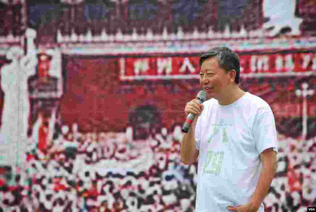 支聯會主席李卓人與香港中學生談話,希望他們感受及體驗1989年中國的大學生在天安門廣場的經歷