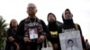 Para ibu yang kehilangan anak-anaknya dalam kerusuhan politik pada 1998 berpartisipasi dalam unjuk rasa mingguan "Kamisan" menentang pelanggaran HAM di luar Istana Kepresidenan, 17 Mei 2018. (Foto: Reuters)