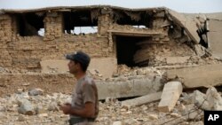 Tentara Irak di depan bagian situs kuno Nimrud yang dihancurkan kelompok Negara Islam (ISIS) di arah tenggara Mosul, Irak (16/11). (AP/Hussein Malla)