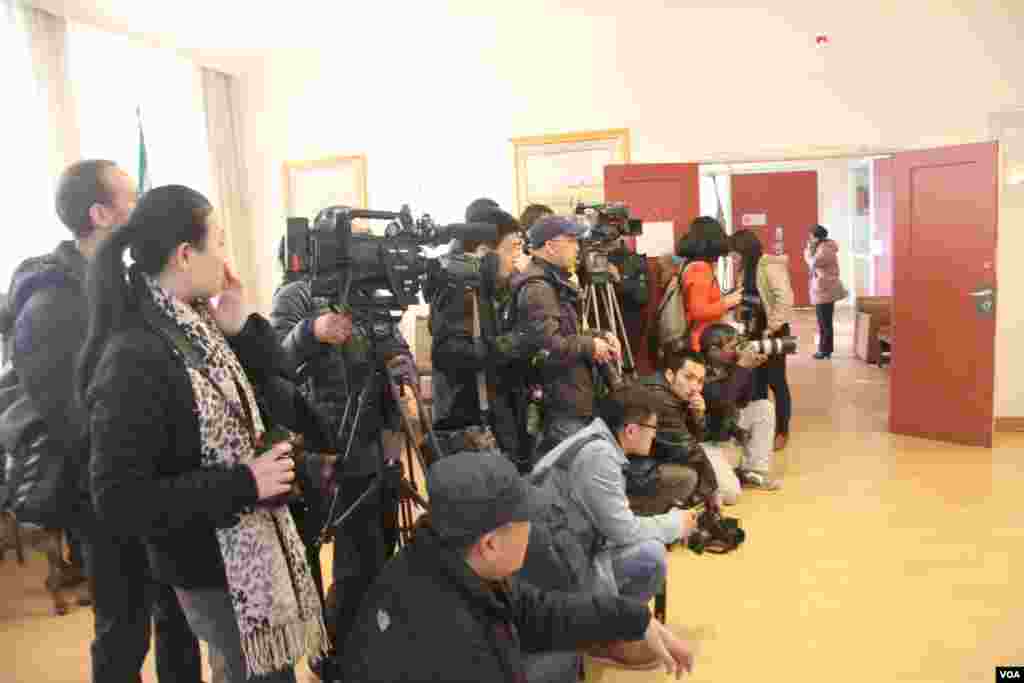 正在南非使馆内拍摄的记者们(美国之音东方拍摄)