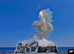 미 해군 소속 USS 배리 구축함에서 토마호크 순항미사일이 발사되고 있다.
