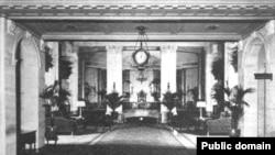 دیمەنێکی هۆڵی پێشوازی هۆتێل ڕۆزڤێڵت لە ساڵی 1925 کە لە گۆڤاری مانگانەی هۆتێلەکە بڵاو کرابووەوە. وێنە ( HathiTrust)