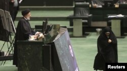 Presiden Iran Ebrahim Raisi berbicara di hadapan anggota parlemen Iran dalam sebuah pertemuan di Teheran, pada 22 Januari 2023. (Foto: Majid Asgaripour/WANA (West Asia News Agency) via Reuters)