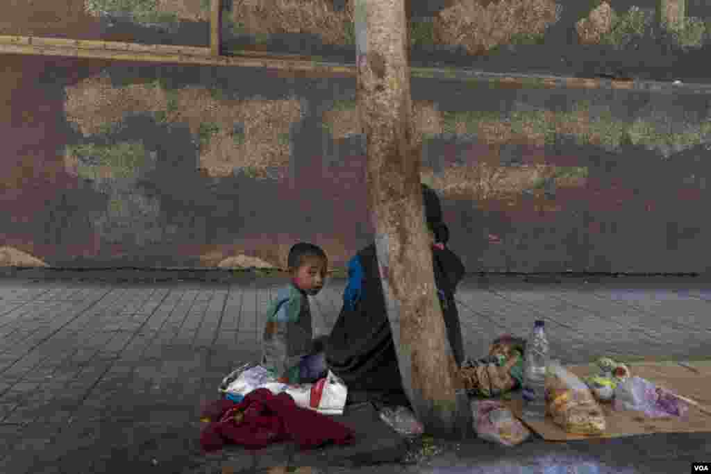 Poor parents sometimes make their children beg for money or sell small items on the streets. Forced begging is considered human trafficking, Cairo, Aug. 11, 2021. (Hamada Elrasam/VOA)