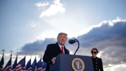 Odlazeći predsednik Donald Tramp i prva dama Melanija uoči odlaska na Floridu