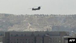 Helicóptero sobre a embaixada americana em Kabul