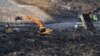 Para pekerja tambang mengoperasikan truk dan mesin di tambang batu bara milik PT Exploitasi Energi Indonesia Tbk di kabupaten Palaran, Samarinda, Kalimantan Timur. (Reuters/Zevanya Suryawan) 