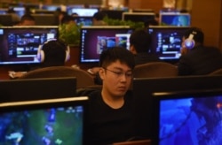 北京一家網吧裡的年輕人在玩電子遊戲。（2015年12月16日）