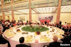 中国国家主席习近平和夫人彭丽媛，朝鲜国务委员会委员长金正恩和夫人李雪主等人在北京参加宴会（2018年3月28日发布的照片）。
