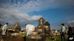 巴西里約熱內盧殯儀場為新冠病毒死亡人員舉行葬禮（2021年6月18日）