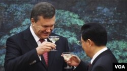 Presiden Ukraina, Viktor Yanukovich (kiri) mengadakan acara jamuan kehormatan bagi Presiden Tiongkok Hu Jintao (18/6).