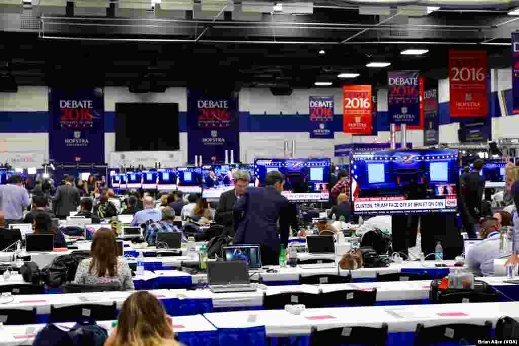 Media berkumpul di Hofstra University sebelum debat kepresidenan. (B. Allen/VOA)