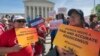 Para aktivis imigrasi melakukan unjuk rasa menentang dimasukkannya "status kewarganegaraan" dalam Sensus 2020, dalam aksi depan Kantor Mahkamah Agung AS di Washington DC (23/4).