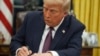 Prezidan Donald Trump siyen yon dekre sou dwa pou yon tibebe gen sitwayente Ameriken si li pran nesans Ozetazini, 20 Janvye, 2025. 