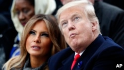 Presiden AS Donald Trump dan ibu negara Melania Trump menyaksikan atraksi di Arc de Triomphe, Paris (11/11).