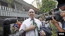 Wartawan Australia Ross Dunkley, pendiri Myanmar Times, berbicara kepada wartawan setelah proses peradilannya selesai di wilayah Kamaryut, di ibukota Yangon hari Kamis (30/6).