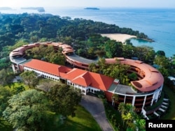 新加坡圣陶沙的嘉佩乐酒店（Capella Hotel）。川金会将于新加坡时间6月12号早上9点开始。白宫新闻发言人桑德斯（Sarah Huckabee Sanders）在推特宣布：“川金会将在新加坡圣陶沙的嘉佩乐酒店（Capella Hotel）举办。我们感谢东道主新加坡人的好客。”