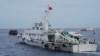 Sebuah kapal penjaga pantai China mencoba menghalangi jalan kapal pemasok Filipina, kiri, saat kapal tersebut menuju Scarborough Shoal, yang secara lokal dikenal sebagai Ayungin Shoal, di Laut China Selatan yang disengketakan (foto: dok). 