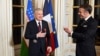 O'zbekiston Prezidenti Shavkat Mirziyoyev (chapda) Fransiya rahbari Emmanuel Makron qo'lidan Faxriy legion oliy mukofotini qabul qilib oldi, Parij, Fransiya, 13-mart 2025-yil