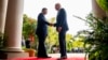 Presiden Joe Biden menyambut Presiden China Xi Jinping dalam pertemuan di Filoli Estate di sela KTT APEC di Woodside, California, AS, 15 November 2023 (foto: ilustrasi). Delegasi AS dan China mengadakan pembicaraan tertutup di Jenewa, Swiss hari Selasa (14/5).