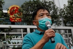 Anggota parlemen pro-demokrasi Wu Chi-wai, dalam aksi protes di depan kantor penghubung pemerintah pusat China di Hong Kong, 22 Mei 2020. (Foto: dok).