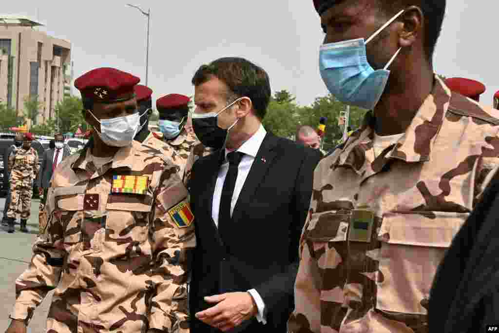 Président ya RDC mpe mokambi ya Union africaine Félix Tshisekedi (D) na président Emmanuel Macron ya France na matanga ma Idriss Deby na N'Djamena, Tchad, 23 april 2021. (Twitter/Présidence RDC)