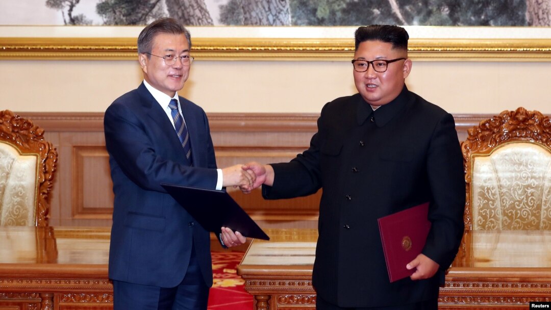 El presidente de Corea del Sur, Moon Jae-in (izquierda) estrecha la mano del líder norcoreano Kim Jong Un tras la firma de acuerdos en Pyongyang, Corea del Norte, el miércoles, 19 de septiembre de 2018.