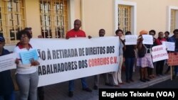 Nesta imagem de arquivo, trabalhadore em greve