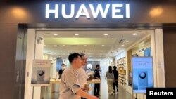 北京一家商場的華為商店展出Mate 60系列手機的廣告。（2023年8月30日）