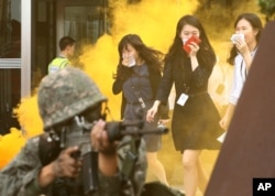 지난 2014년 8월 서울에서 연례 을지프리덤가디언 미한 군사연습의 일환으로 북한의 공격에 대비한 화생방 훈련을 실시했다.