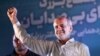 Candidato reformista iraniano Masoud Pezeshkian num comício de campanha, dois dias antes da segunda volta das eleições presidenciais, após uma primeira volta marcada por uma participação historicamente baixa, num estádio em Teerão, a 3 de julho de 2024