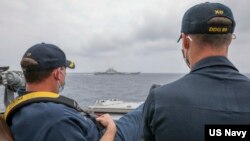 美國海軍公佈的照片顯示，兩位美國海軍中校羅伯特·J·布里格斯與理查德·D·斯萊2021年4月4日在阿利·伯克級導彈驅逐艦“馬斯廷號”駕駛艙進行水面接觸觀察。照片中可見中國"遼寧號"航空母艦及其舷號。