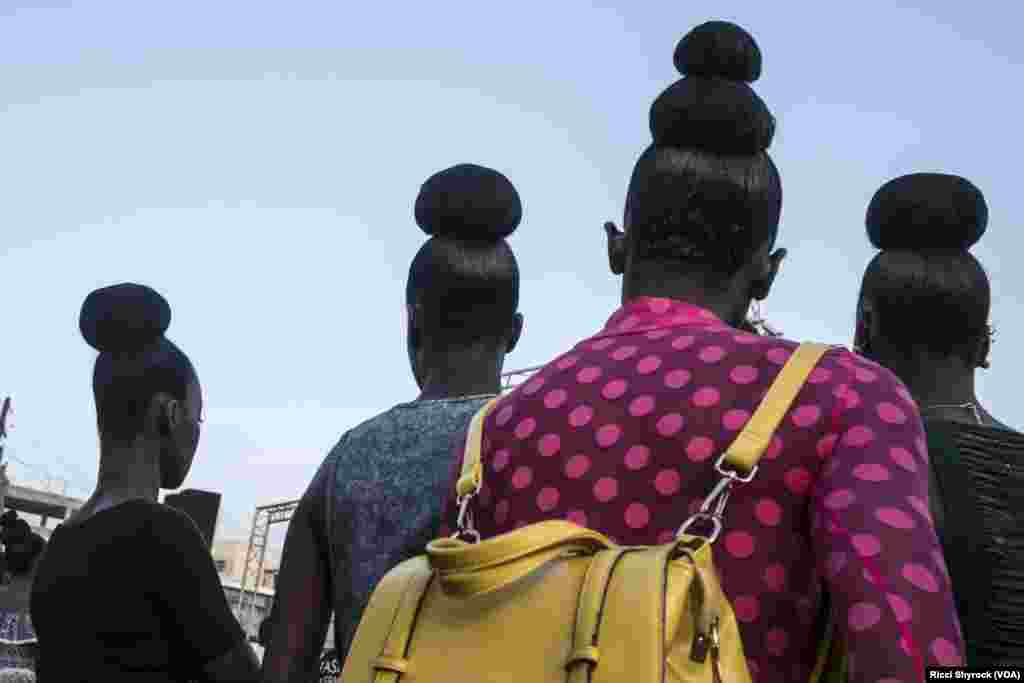 Models before Dakar Fashion Week's "Street Show" show, in the Niary Tally neighborhood, June 29, 2017.