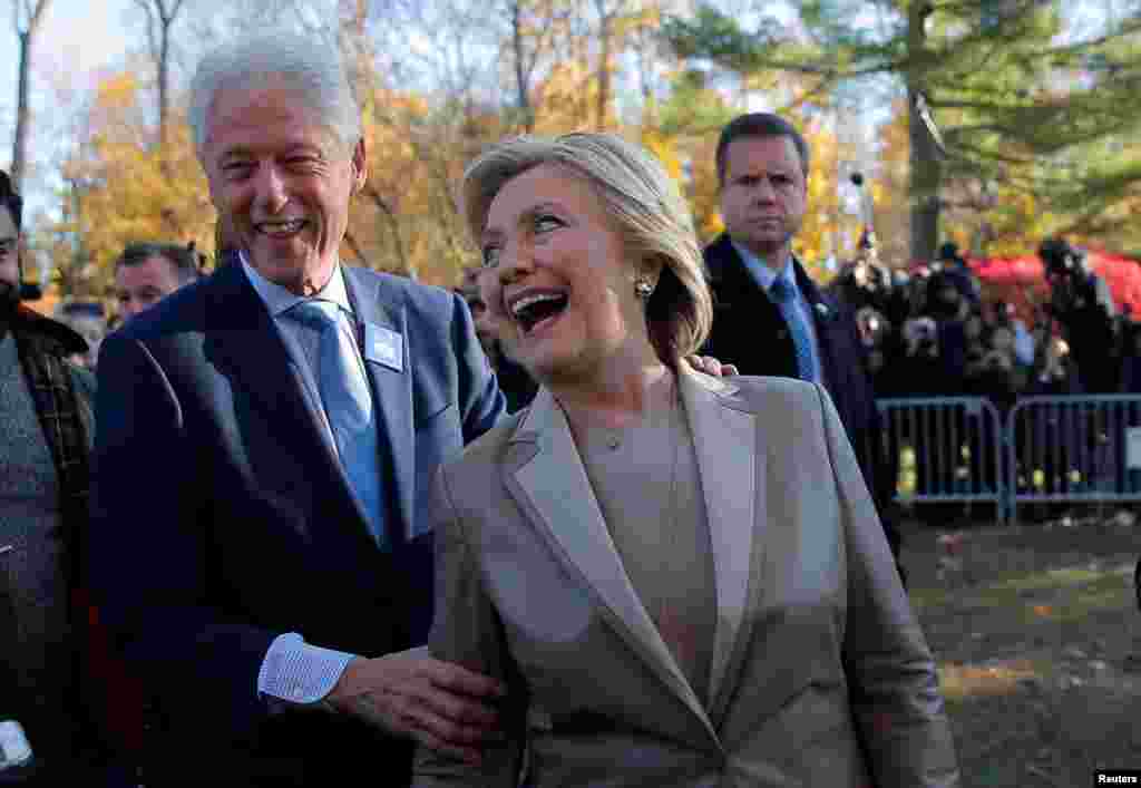 La candidate démocrate à la présidentielle américiane, Hillary Clinton, et son mari, l'ancien président américain Bill Clinton, s'adressent aux journalistes après avoir voté à l'école primaire de Douglas Grafflin de Chappaqua, New York, 8 novembre 2016.
