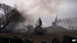 Asap mengepul dari pangkalan pertahanan udara setelah serangan Rusia di Mariupol, Ukraina, Kamis, 24 Februari 2022. (Foto: AP)