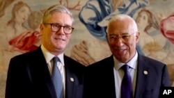 英國首相施紀賢(左)週一(2月3日)訪問布魯塞爾。