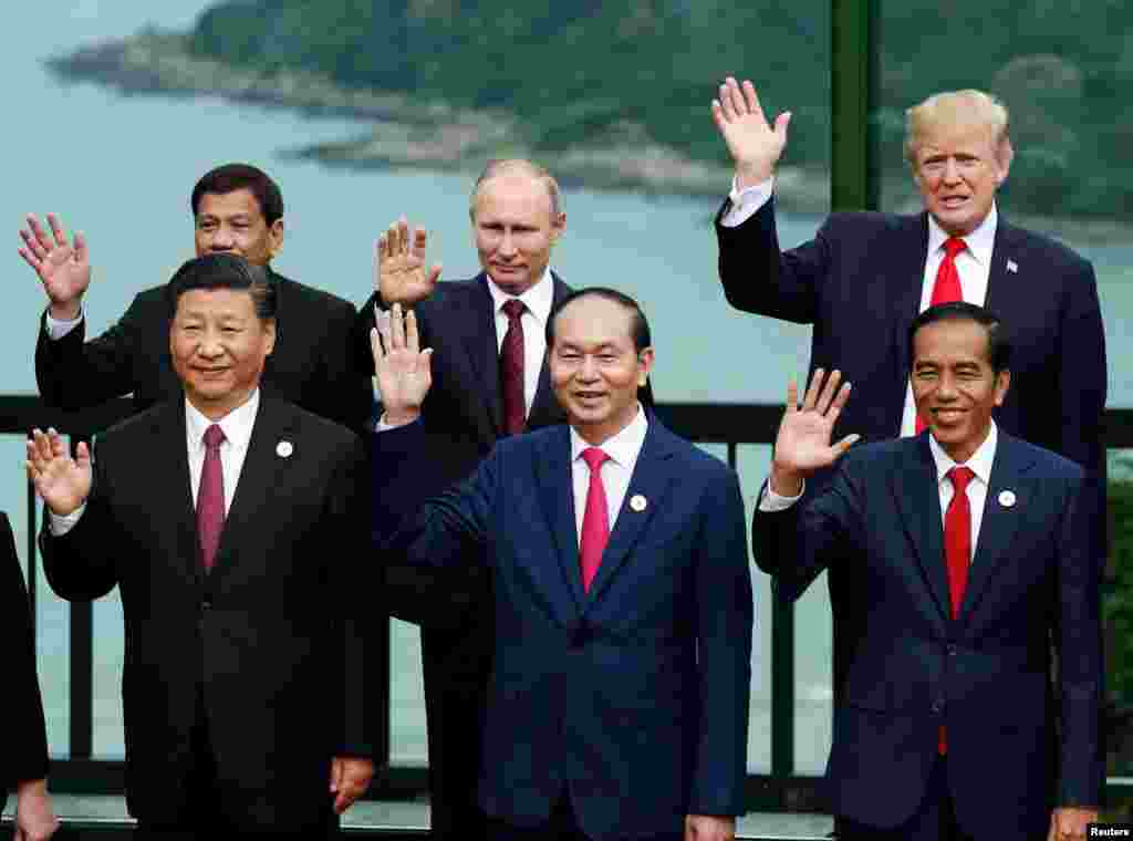 在越南中部城市岘港参加亚太经合组织(APEC)年度峰会的领导人合影。前排左起:中国国家主席习近平,越南国家主席陈大光,印度尼西亚总统佐科·维多多。后排左起:菲律宾总统杜特尔特,俄罗斯总统普京,美国总统川普(2017年11月11日)。