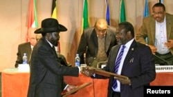 Salva Kiir (esquerda) e Riek Machar (esquerda)