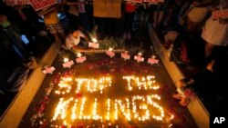 Para aktivis hak asasi manusia Filipina menyalakan lilin untuk para korban pembunuhan ekstrayudisial dalam kampanye "Perang atas Narkoba" yang diluncurkan Presiden Rodrigo Duterte, di kota Quezon, Filipina. (Foto: Dok)