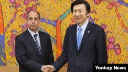 한국을 방문한 토마스 오헤아 퀸타나 신임 유엔 북한인권 특별보고관(왼쪽)이 16일 서울 외교부 청사에서 윤병세 외교부 장관과 만나 악수하고 있다.