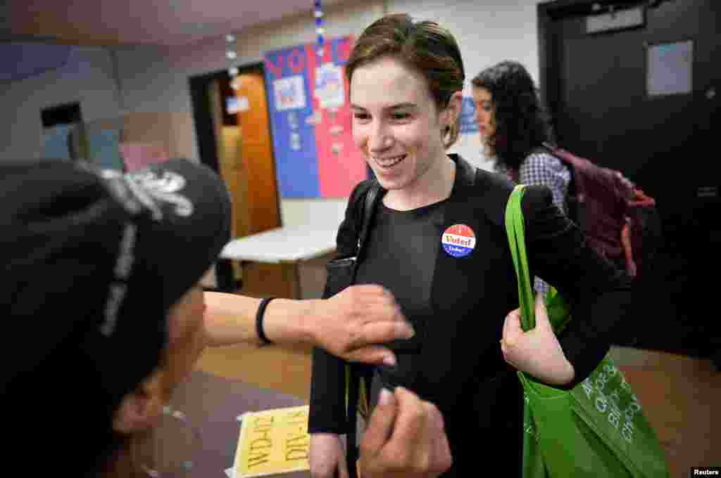 Seorang warga diberi stiker bertuliskan "I voted" setelah memberikan suara di sebuah TPS di Philadelphia, Pennsylvania (26/4). (Reuters/Charles Mostoller)