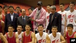 북한을 방문 중인 전직 미국프로농구(NBA) 선수 데니스 로드먼이 20일 북한 농구선수 및 관계자들과 훈련 뒤 포즈를 취하고 있다. 